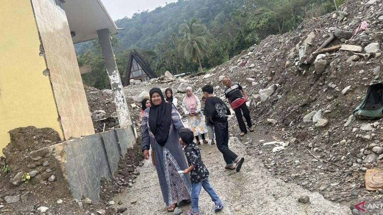 Warga Agam Lewati Material Banjir Bandang Demi Silaturahmi Lebaran