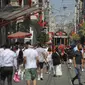 Orang-orang berjalan di sepanjang Jalan Istiklal, jalan perbelanjaan utama di Istanbul, Selasa (27/7/2021). Turki telah mencatat lebih dari 15.000 kasus virus corona baru, karena jumlah infeksi yang terus meningkat. (AP Photo/Mucahid Yapici)