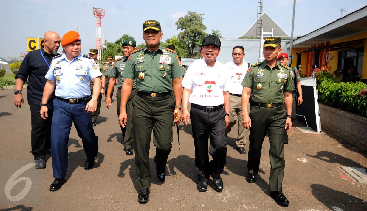 Panglima TNI Jenderal TNI Gatot Nurmantyo (tengah) bersama Ketua Dewan Pembina TBSC TB Silalahi bersiap meninjau syuting film ”I Leave My Heart In Lebanon-Garuda 23” di Bandara Halim Perdanakusuma, Jakarta, Jumat (29/7). (Liputan6.com/Helmi Fithriansyah)