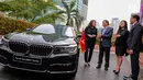 Presdir BMW Indonesia Karen Lim (kiri), Duta Besar Vietnam H.E. Dr. Hoang Anh Tuan (kedua kiri), Vice President Corcom BMW Jodie O'tania (kedua kanan) saat penyerahan mobil BMW Diplomatic Services di Jakarta, Selasa (10/10). (Liputan6.com/Faizal Fanani)