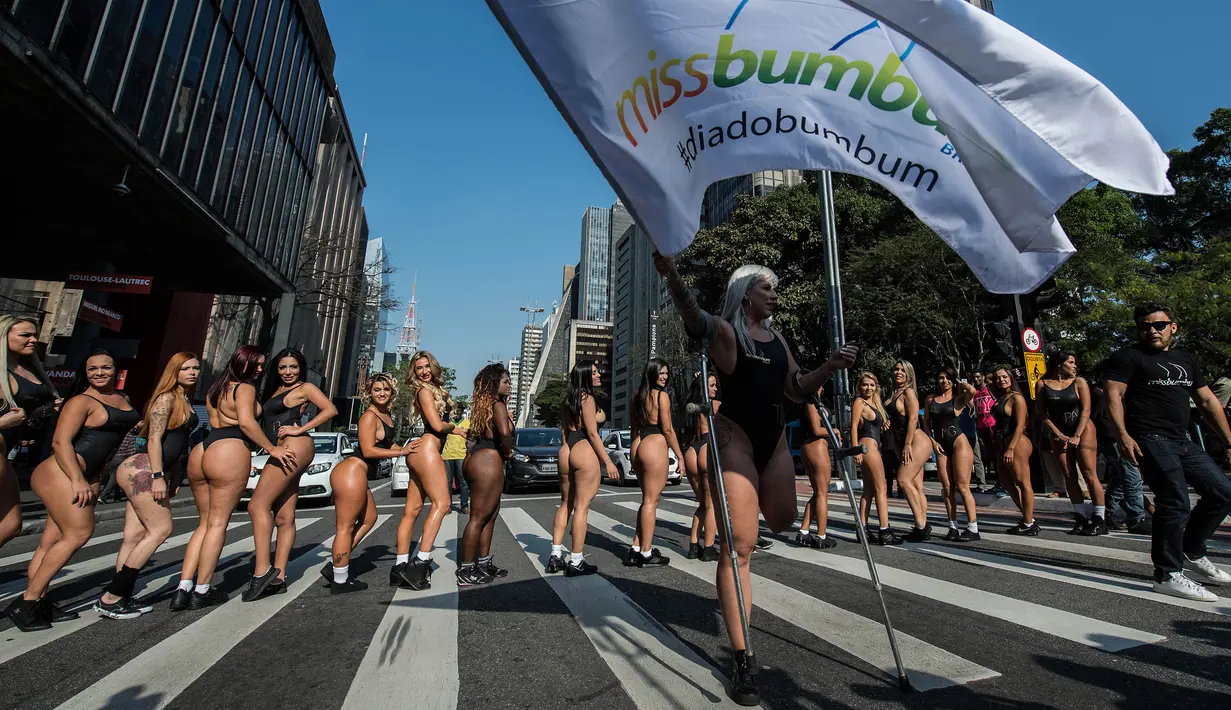 Sejumlah model mempromosikan kontes kecantikan Miss Bumbum 2017 di Paulista Avenue, Sao Paulo, Senin (7/8). Dalam kompetisi kecantikan ini, para peserta dinilai berdasarkan keindahan bokong mereka yang asli bukan hasil operasi plastik (Nelson ALMEIDA/AFP)