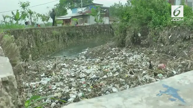 Tumpukan sampah rumah tangga dan pabrik menyumbat aliran sungai Cikeruh di kawasan Rancaekek Kabupaten Bandung, Jawa Barat.