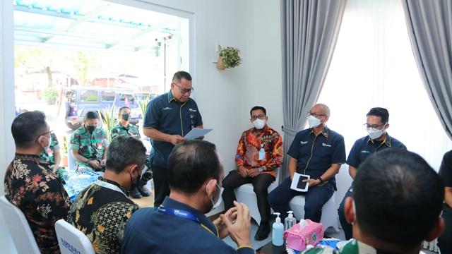 PT Asabri (Persero) menyerahkan santunan kepada ahli waris pilot TNI AU yang mengalami kecelakaan di Blora, Jawa Tengah. (Dok Asabri)