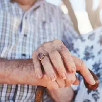 Ilustrasi pasangan tua yang memakai cincin bergaya klasik. (iStockphoto)