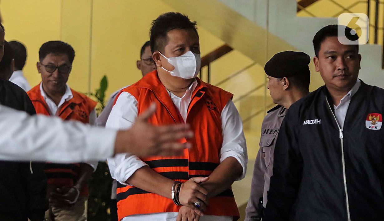 Mereka adalah Direktur Jenderal Bina Keuangan Daerah Kemendagri Mochamad Ardian Noervianto, Kepala Dinas Lingkungan Hidup Kabupaten Muna Laode M Syukur Akbar, dan pemilik PT Mitra (PT MPS) Pembangunan Sultra Laode Gomberto yang juga ketua DPC Gerindra Muna. (Liputan6.com/Angga Yuniar)