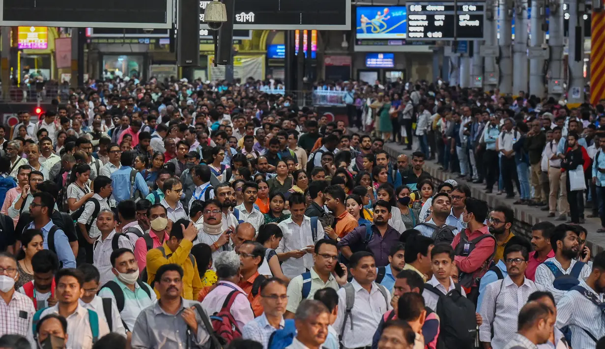 Meskipun India dan China akan mencapai lebih dari sepertiga dari perkiraan populasi global sebesar 8,045 miliar, pertumbuhan populasi di kedua raksasa Asia itu telah melambat, dengan kecepatan yang jauh lebih cepat di China daripada di India. (Photo by Punit PARANJPE / AFP)