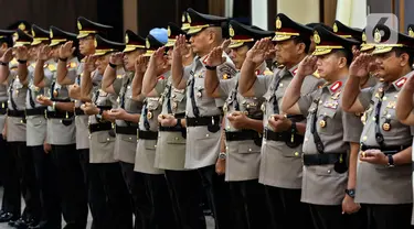 Perwira Tinggi Polri mengikuti upacara sertijab Kepala Divisi Hubungan Internasional Polri dan sejumlah Kapolda di Rupatama Mabes Polri, Selasa (11/2/2020). Kapolri Jenderal Idham Azis memimpin 8 Kapolda yang dirotasi dan pejabat utama lain untuk melafalkan sumpah jabatan. (Liputan6.com/Johan Tallo)