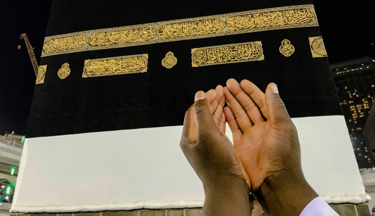 Umat muslim berdoa di depan bangunan Kakbah di Masjidil Haram, Mekah, Arab Saudi, Kamis (16/8). Kakbah adalah sebuah bangunan di tengah-tengah masjid paling suci dalam agama Islam, Masjidil Haram. (AP Photo/ Dar Yasin)