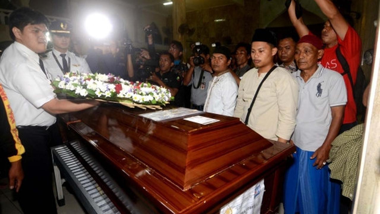 Isak tangis dan takbir iringi kedatangan jenazah Co Pilot Aviastar