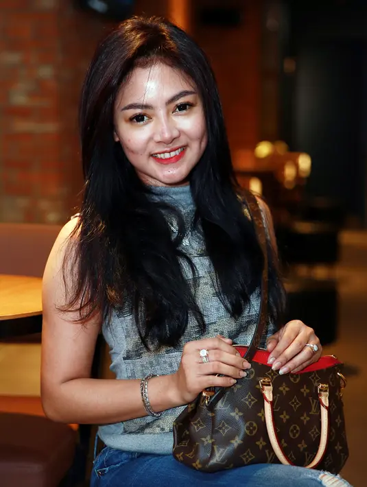 Setelah resmi bercerai dengan suaminya, Vitalia Sesha melepas jilbabnya. Ia beralasan membutuhkan pekerjaan untuk menghidupi kedua anaknya, Syifa dan Aisyah. (Deki Prayoga/Bintang.com)