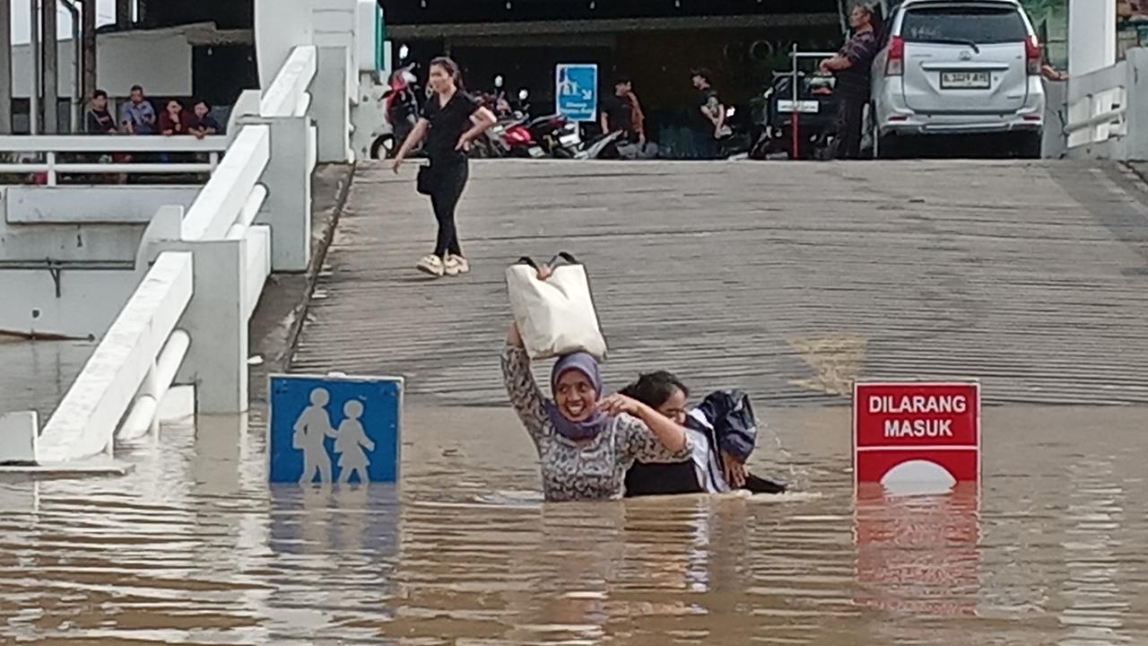 Parahnya Banjir Bekasi: RS dan Mal Kebanjiran, Jembatan Ambrol, Banyak Jalan Lumpuh Total