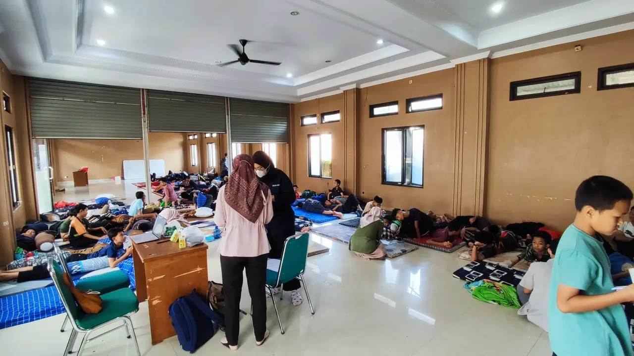 Dinas Kesehatan Kota Depok melalui Puskesmas menangani gangguan kesehatan para santri diduga alami keracunan di sebuah pondok pesantren kawasan Cimanggis, Depok.