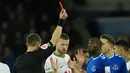 <p>Tertinggal satu gol tidak membuat Everton patah semangat dan terus melancarkan serangan. Pada menit ke-88, pemain pengganti Tottenham Lucas Moura mendapat kartu merah karena tekel berbahaya. (AP Photo/Jon Super)</p>