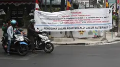Pengendara berhenti di lampu merah Ampera, Jakarta, Selasa (7/8). Jalan Taman Margasatwa Ragunan, Margasatwa Barat, Cilandak KKO, dan Ampera akan ditutup saat pelaksanaan Api Obor Asian Games 2018 pada 15 Agustus mendatang. (Liputan6.com/Herman Zakharia)