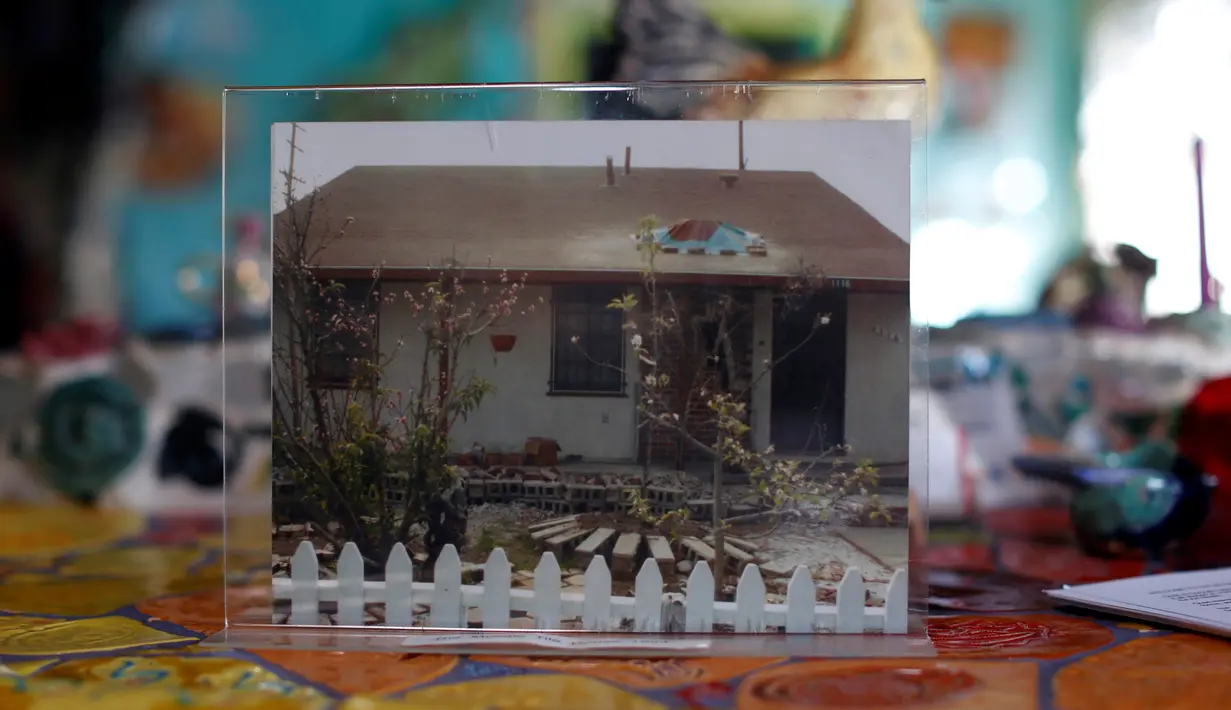 Sebuah foto memperlihatkan kondisi rumah Cheri Pann dan Gonzalo Duran sebelum disulap menjadi Mosaic Tile House di Venice, California, AS, (26/9). (REUTERS/Mario Anzuoni)