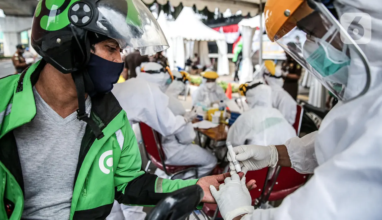 Pengemudi ojol mengikuti tes diagnostik cepat (rapid test) di depan gedung Kejaksaan Agung, Jakarta, Kamis (6/8/2020). Kejagung menggelar rapid test massal kepada warga yang melintas di kawasan itu guna memastikan kesehatannya dan mengantisipasi penyebaran COVID-19. (Liputan6.com/Faizal Fanani)