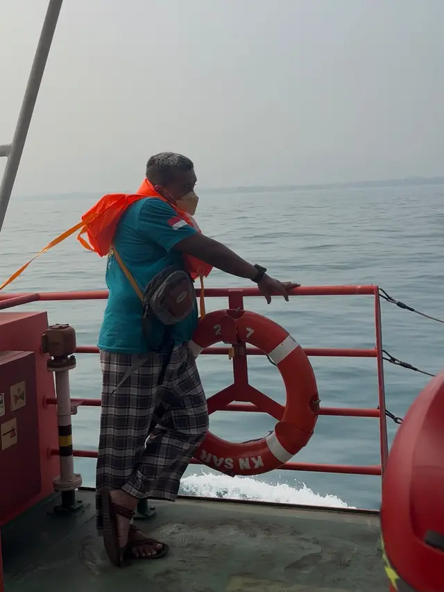 Adik fotograper Arie Basuki, Lintang Sapto Edi turut mengikut pencarian 5 jurnalis yang hilang di perairan Anak Gunung Krakatau. Lingtang yakin, kakaknya Arie Basuki bakal ditemukan. (Liputan6/Titis Widyatmoko)