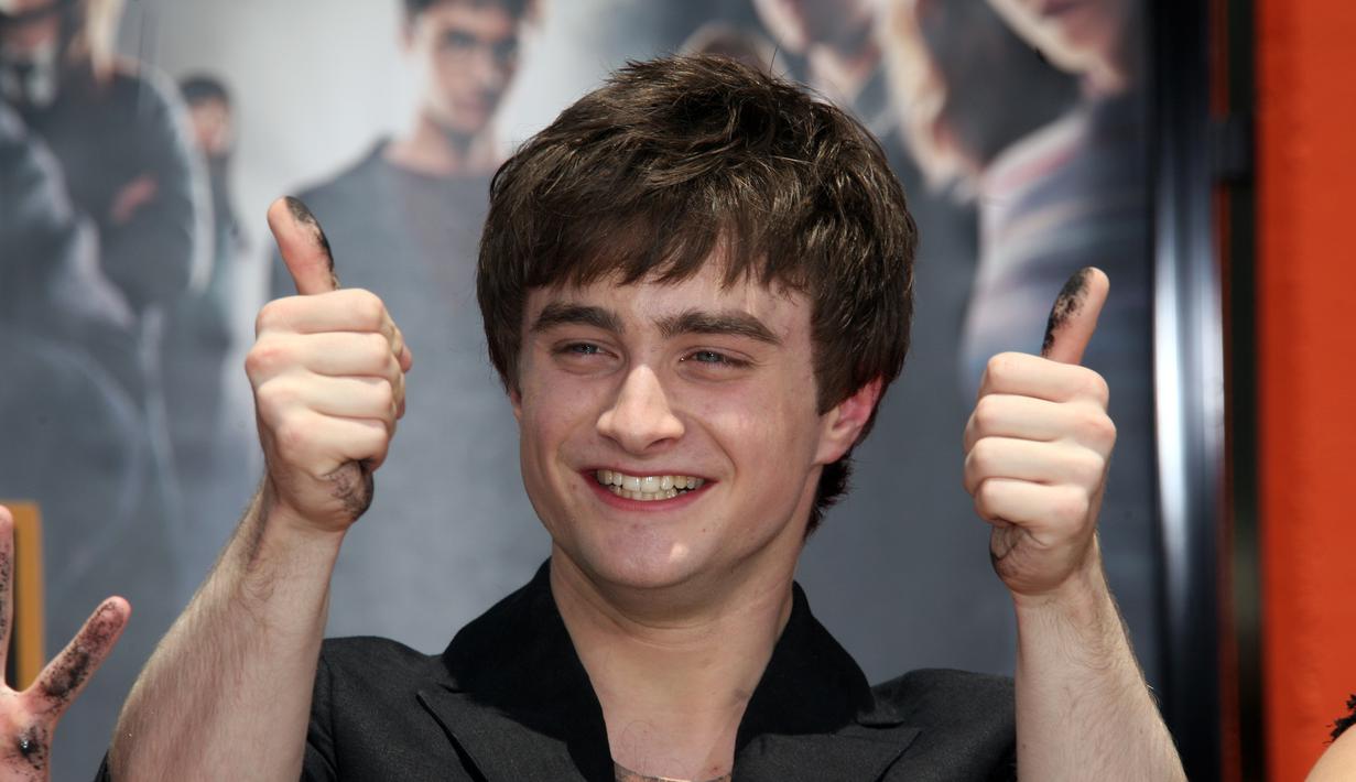 Daniel Radcliffe nampaknya miliki nasib yang sama dengan Harry Potter. Keduanya tak lulus SMA. Hal itu dikarenakan kepercayaan dirinya bahkan dihancurkan oleh beberapa guru. (VALERIE MACON / AFP)