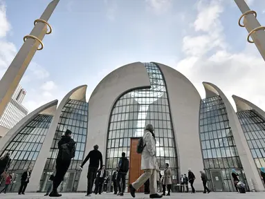 Suasana dari luar Masjid Cologne saat Hari Masjid Terbuka di Cologne, Jerman, Selasa (3/10). Setiap tanggal 3 Oktober komunitas Muslim ingin warga Jerman lainnya mengenal islam dengan cara membuka semua masjid untuk umum. (AP Photo/Martin Meissner)