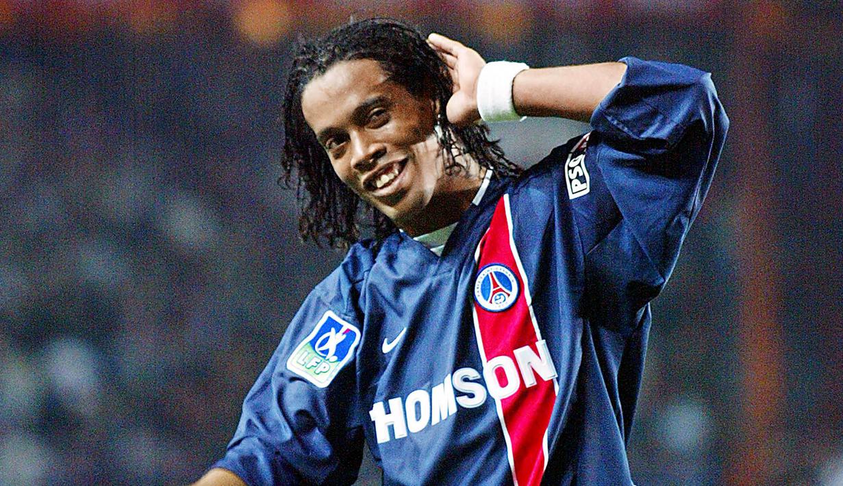 Ronaldinho - Legenda Timnas Brasil ini kariernya meroket dan menjadi terkenal kala membela Barcelona. Namun, sebelum itu, peraih Ballon d'Or 2005 ini lebih dulu berseragam PSG. Selama dua musim di Paris, Ia mampu mengemas 25 gol dan 17 assist dalam 77 penampilan. (AFP/Jacques Demarthon)