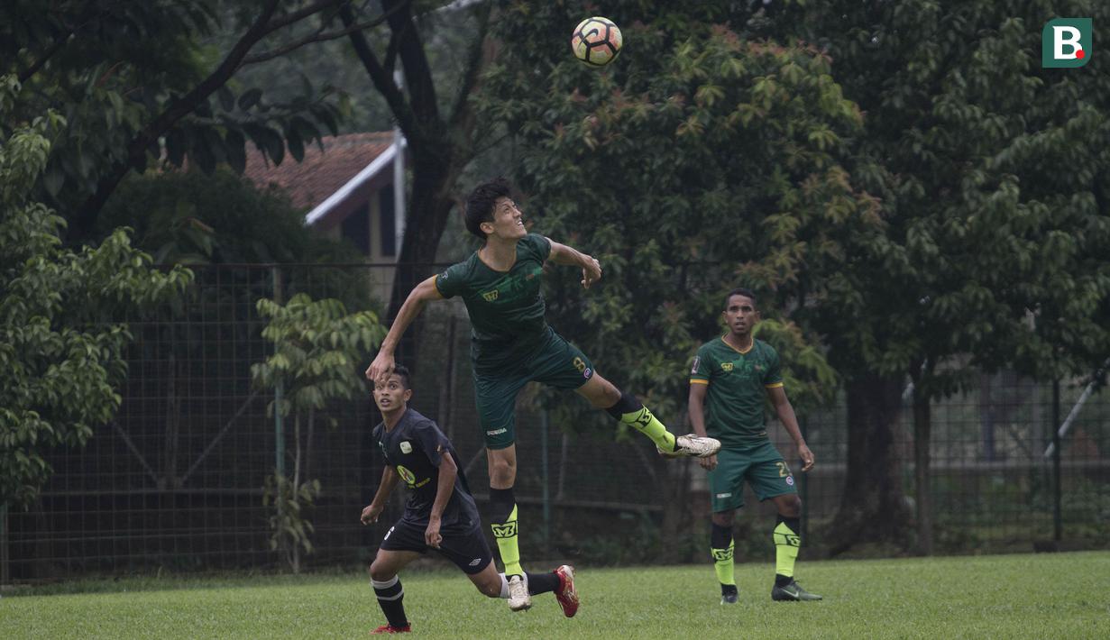 Bek PS Tira, Kim Sang Min, menyundul bola saat melawan Barito Putera pada laga persahabatan di Lapangan Bais, Bogor, Kamis (22/2/2018). PS Tira kalah 1-2 dari Barito Putera. (Bola.com/Asprilla Dwi Adha)
