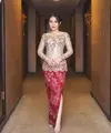 Kebaya bewarna krem dengan detail kerah sabrina dan payet manik manik yang senada dengan warna batik ini sangat anggun ketika dipakai pada acara formal. (instagram/prillylatuconsina96)
