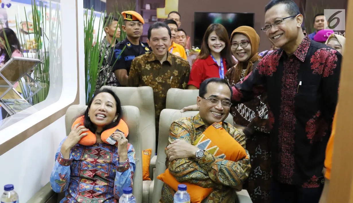 Menteri BUMN Rini Sumarno  dan Menteri Perhubungan Budi Karya didampingi Dirut PT KAI, Edi Sukmoro mengunjungi acara KAI Travel Fair 2017 di JCC, Senayan, Jakarta, Sabtu (29/7). Pameran ini berlangsung dua hari, 29-30 Juli 2017 (Liputan6.com/Angga Yuniar)