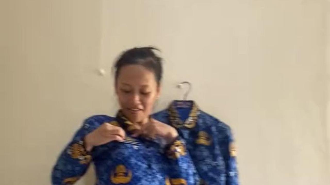 Inilah momen saat seorang wanita sedang mencoba seragam ASN baru miliknya. Ia tampak senang dan bangga memakai seragam ini.