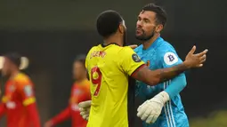 Ben Foster. Kiper yang kini masih aktif membela Watford di Liga Inggris ini mampu menyelamatkan 10 tendangan penalti dari total 52 kesempatan. Musim ini ia berhasil mematahkan tendangan penalti striker Arsenal, Pierre-Emerick Aubameyang pada laga 7 November 2021 lalu. (AFP/Pool/Richard Heathcote)