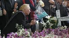 Personel Band Panbers, Asido Panjaitan menaruh bunga di pusaran makam Benny Panjaitan di TPU Menteng Pulo, Jakarta, Kamis (26/10). Pentolan band Panbers itu meninggal di usia 70 tahun akibat penyakit stroke yang dideritanya. (Liputan6.com/Herman Zakharia)
