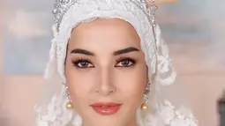 Saurari Tasyi Athasyia ini tidak hanya membatasi diri pada makeup, tapi juga memilih gaun berwarna putih yang dipadukan dengan mahkota, menambah kesan kemiripan dengan penampilan istri Pangeran Mateen. (Liputan6.com/IG/@tasyafarasya)