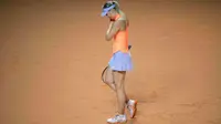 Petenis asal Rusia, Maria Sharapova, tertunduk lesu setelah kalah dari Kristina Mladenovic pada babak semifinal Porsche Tennis Grand Prix di Stuttgart, Jerman, Sabtu (29/4/2017). (Bola.com/Twitter/MariaSharapova)