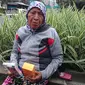 Tuti, petugas kebersihan di Medan Merdeka Selatan (Ahmad Romadoni/Liputan6.com)