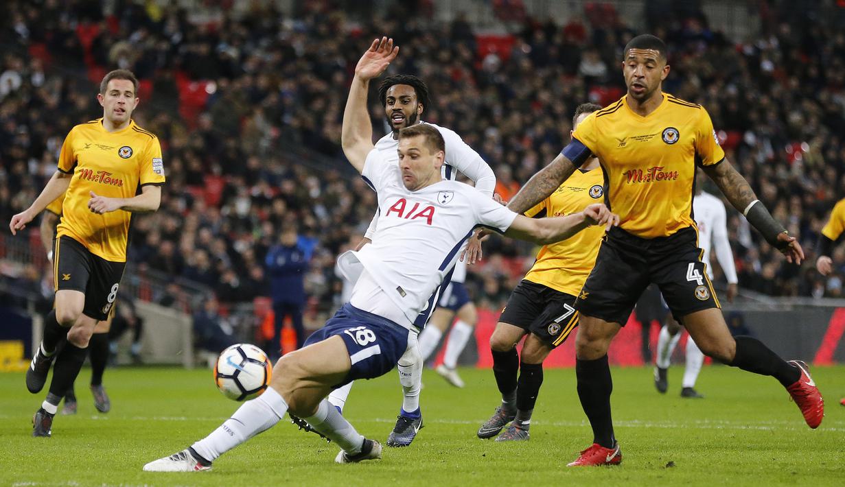 Pemain Tottenham, Fernando Llorente (tengah) berusaha menjangkau bola saat melawan Newport County  ada laga Piala FA di Wembley Stadium, London, (7/2/2018). Tottenham menang 2-0. (AP/Frank Augstein)