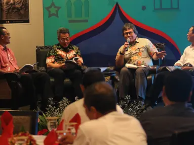 Anggota Ombudsman RI (pengamat penerbangan) Alvin Lie (kedua kanan) memberi penjelasan saat diskusi persiapan lonjakan arus Lebaran 2018 di Jakarta, Selasa (22/5). (Liputan6.com/Angga Yuniar)
