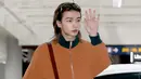 Hyunjin Stray Kids tampil dengan atasan jaket orange sambil membawa Dior Archie Bag warna coklat.  Dok. Dior