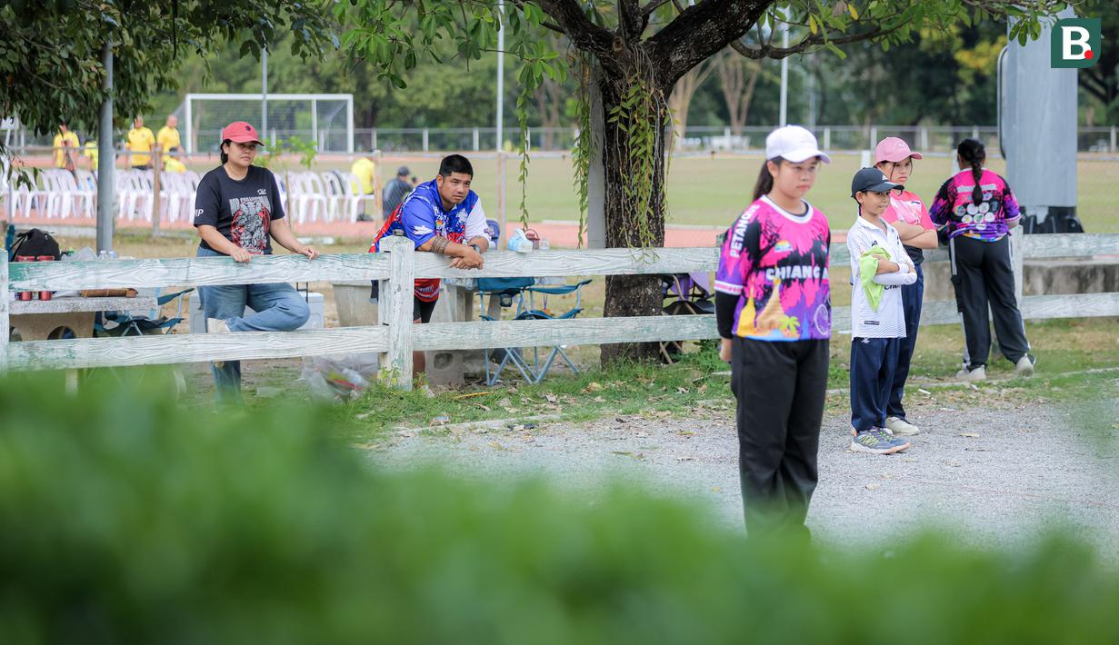 Terlihat kehangatan saat mereka memainkan olahraga Petanque di Lapangan Latih Dua Kompleks 700th Anniversary of Chiang Mai Stadium, Kamis (11/12/2025).