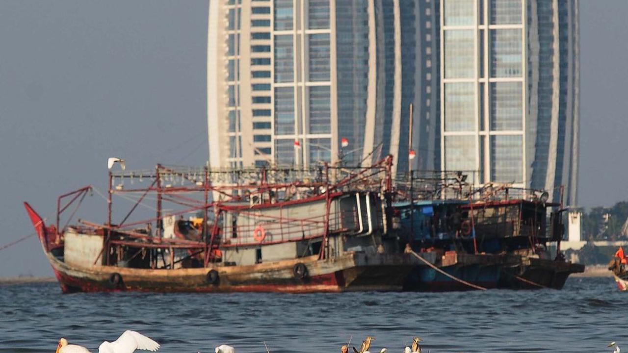 Tetapi, kini mereka harus melaut hingga 30 mil untuk mencari ikan.