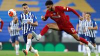 Bek Liverpool, Joe Gomez menendang bola menjauh dari pemain Brighton & Hove Albion, Neal Maupay (kiri) pada lanjutan pertandingan Liga Inggris di Stadion Falmer, Kamis (9/7/2020) dini hari WIB. Liverpool berhasil kalahkan Brighton dengan skor 3-1. (AP Photo/Paul Childs,Pool)