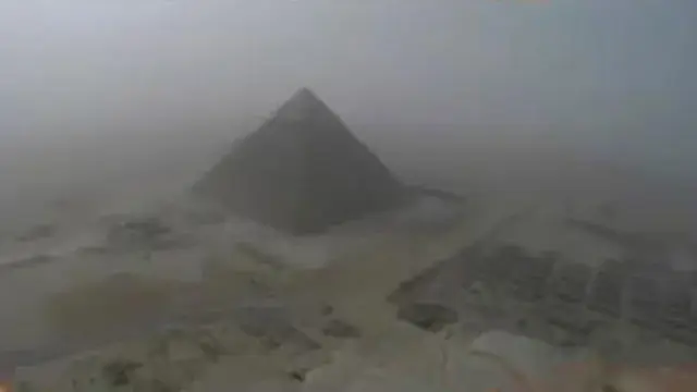 Seorang pemuda yang tengah berwisata ke Mesir nekat memanjat piramida di Giza. Setelah melaksanakan niatnya, pemuda ini  sempat ditahan.