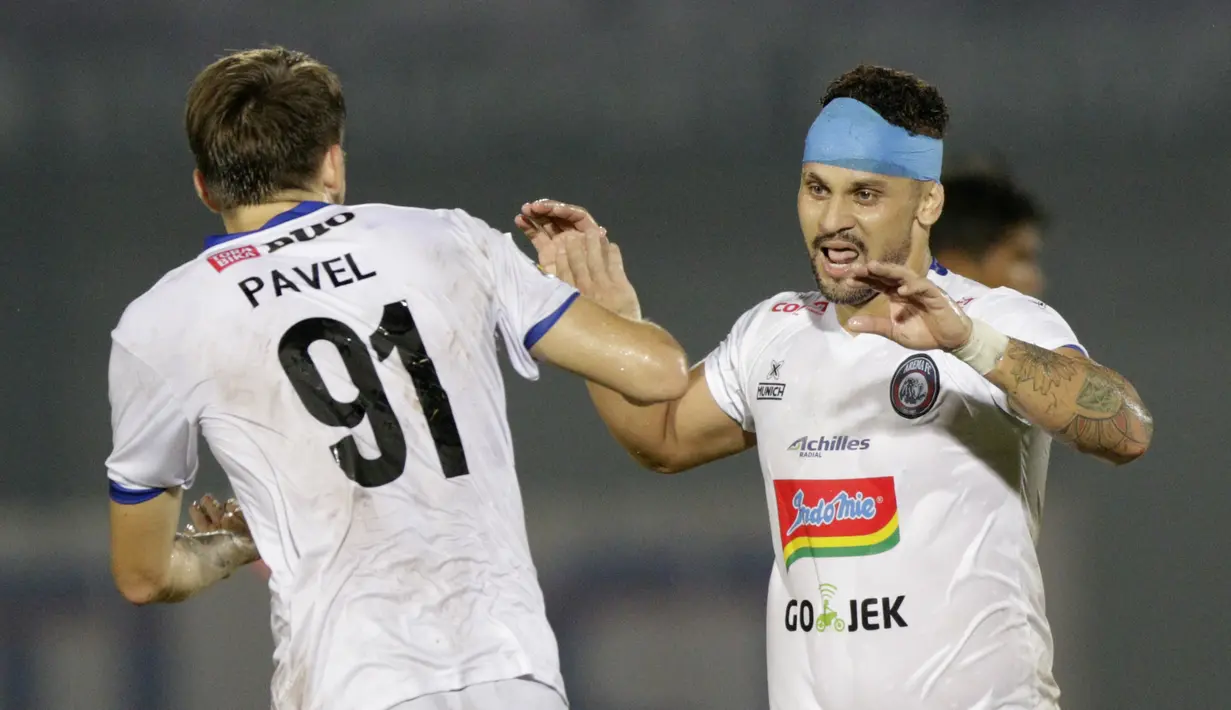 Striker Arema FC, Robert Gladiador, melakukan selebrasi usai membobol gawang Persita Tangerang pada laga Piala Indonesia 2019 di Stadion Sport Center Kelapa Dua, Tangerang, Minggu (3/2). Arema FC menang 3-0 atas Persita. (Bola.com/M Iqbal Ichsan)