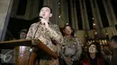 Gubernur DKI Basuki Tjahaja Purnama atau Ahok memberikan sambutan ketika mengunjungi Gereja Katedral Jakarta, Kamis (24/12). Dalam kunjungannya itu Ahok memberikan ucapan selamat merayakan Natal bagi umat kristiani. (Liputan6.com/Faizal Fanani)