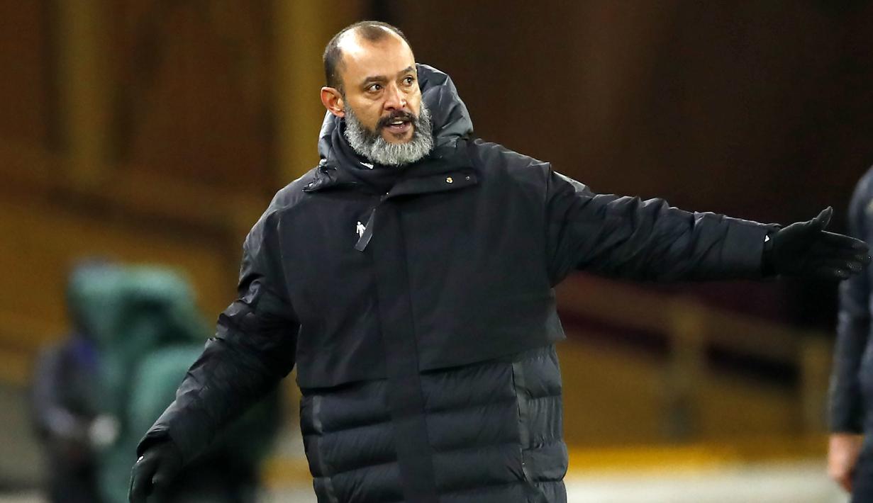 Pelatih Wolverhampton Wanderers, Nuno Espirito Santo, memperhatikan pemainnya saat melawan Southampton pada laga lanjutan Liga Inggris di Molineux Stadium, Selasa (24/11/2020) dini hari WIB. Wolverhampton imbang 1-1 menghadapi Southampton. (AFP/Andrew Boyers/pool)