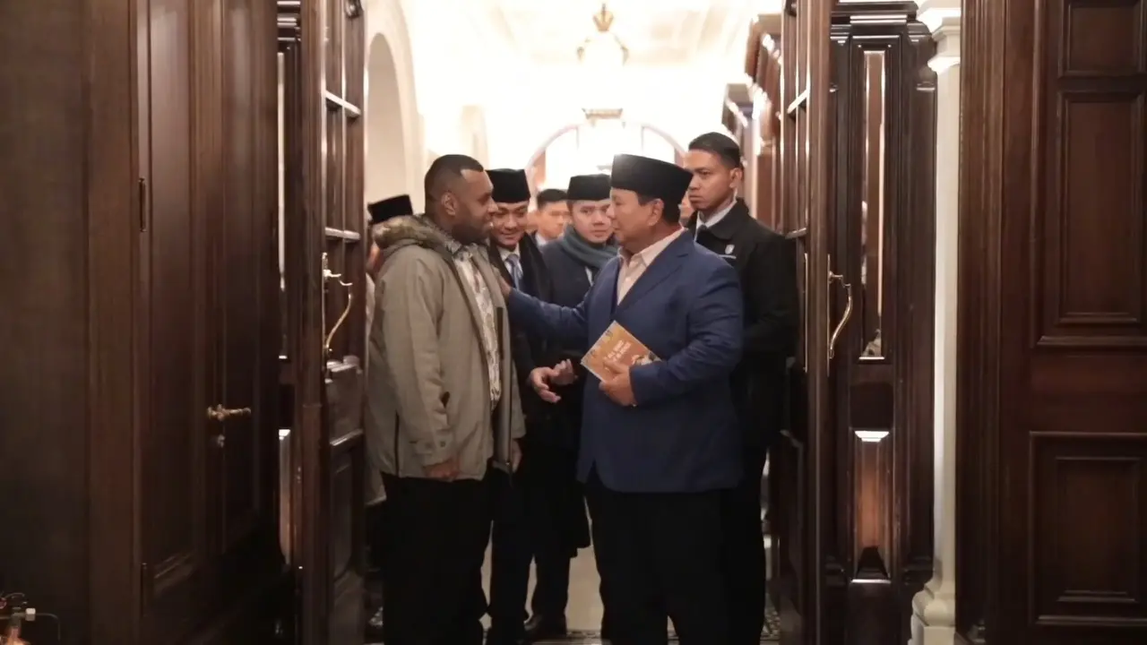 Mahasiswa asal Papua yang tengah menempuh pendidikan doktoral (S3) di University of Bradford saat bertemu dengan Presiden RI Prabowo Subianto di London, Inggris.