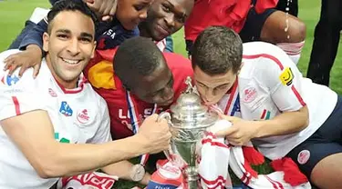 Para pemain Lille bergembira dengan trofi di tangan usai partai final Coupe de France (Piala Prancis) dengan mengalahkan Paris SG dengan skor 1-0 di Stade de France, 14 Mei 2011. AFP PHOTO/BERTRAND LANGLOIS