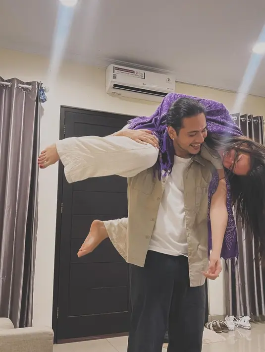 Dunia seakan milik berdua, bisa jadi kata yang tepat untuk menggambarkan kebahagiaan mereka. Yasmin terlihat digendong kekasih dengan penuh cinta