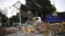 Mobil derek mengangkut barikade penutup lokasi utama berlangsungnya aksi demonstasi massa pro-demokrasi di Admiralty, Hong Kong, (13/10/2014). (REUTERS/Carlos Barria)
