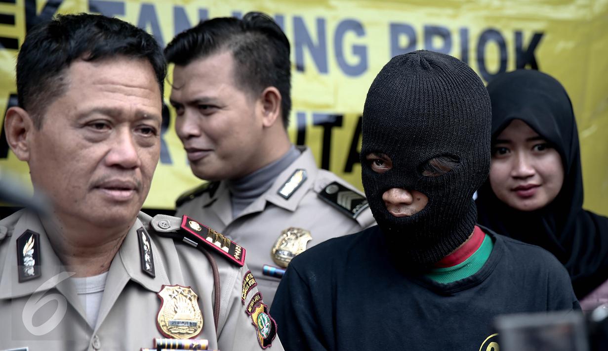 Wakapolsek Tanjung Priok, AKP Suparji (kiri) memberikan keterangan saat rilis pencabulan di Polsek Tanjung Priok, Jakarta, (7/6/2016). Pencabulan dilakukan di kolong tol pelita Jalan Pelita Raya, Tanjung Priok, Jakarta Utara. (Liputan6.com/Faizal Fanani)