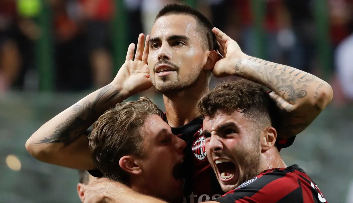 Gelandang AC Milan, Suso (tengah) melakukan selebrasi usai mencetak gol ke gawang Cagliari pada lanjutan liga Serie A Italia di stadion San Siro di Milan, (27/8). Gol Suso menjadi penentu kemenangan Milan atas Cagliari 2-1. (AP Photo / Luca Bruno )