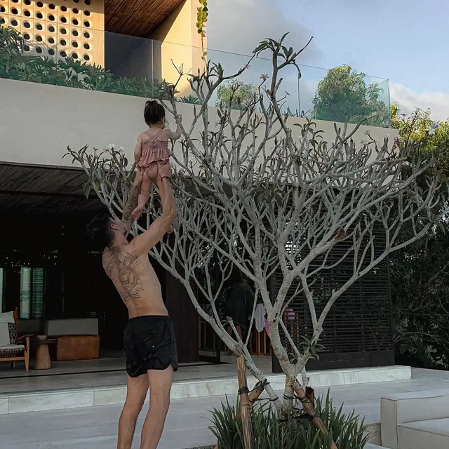 6 Potret Pemain Naturalisasi Timnas Kevin Diks Bareng Istri dan Anak, Dikira Netizen Belum Nikah